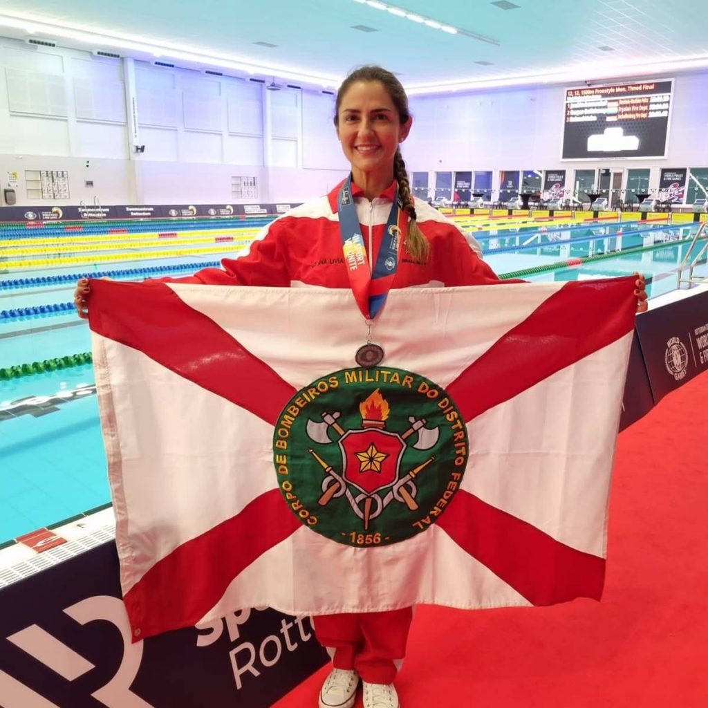 atleta segura bandeira
