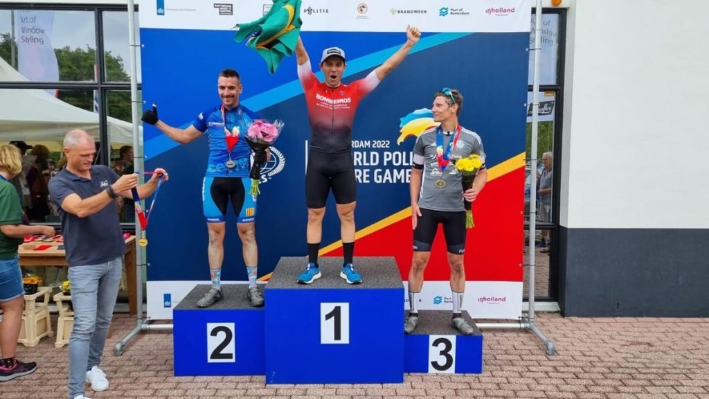 Atletas sobem ao pódio e seguram banheiras de diferentes nacionalidades