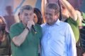 Em evento de campanha, o emedebista Romero Jucá discursa segurando microfone e o presidente do PL, Valdemar da Costa Neto, o apoia, ao lado - Metrópoles