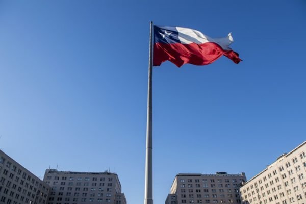 Bandeira do Chile pendurada em mastro- Metrópoles