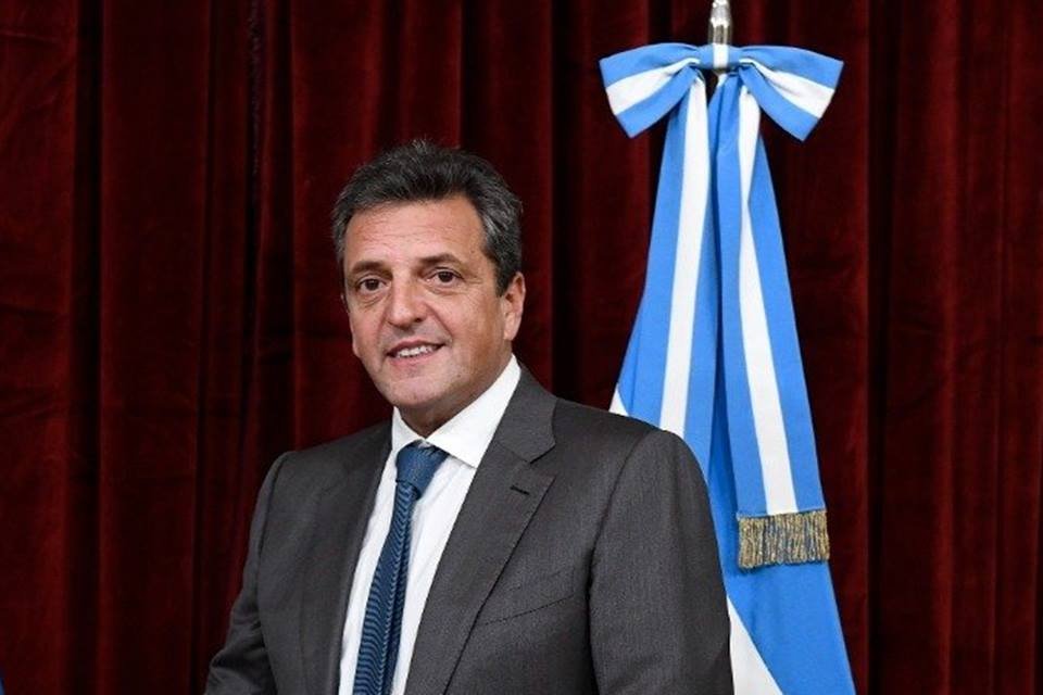 Ministro argentino Sergio Massa em frente à bandeira do país - Metrópoles
