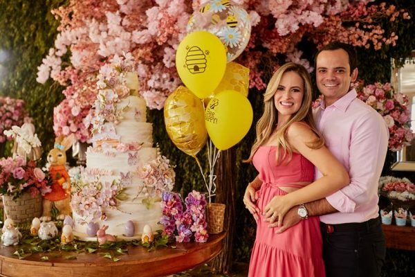 Mariana Miziara e Fabio Ferreira brindam a espera da primeira filha