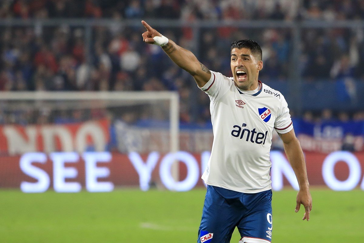 Jogadores de futebol em ação. bola de futebol no campo central. dois  jogadores de futebol no estádio em movimento. estádio