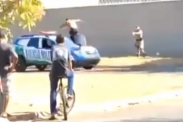 Homem é morto após atacar moradores e subir em carro da Polícia Militar de Goiás, em Goiânia