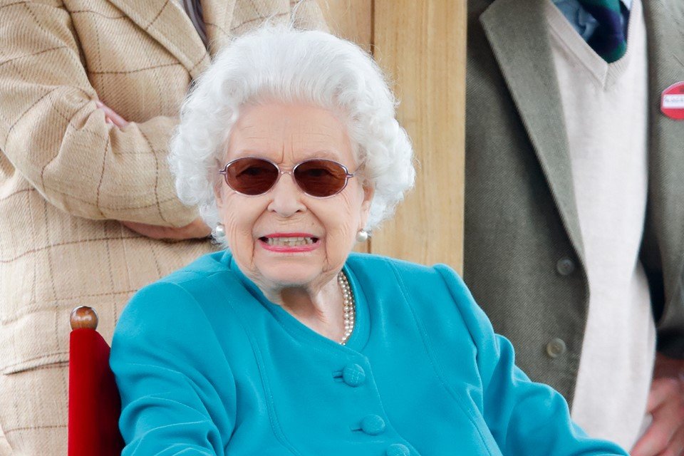 Foto colorida. Mulher idosa com óculos e roupa azul
