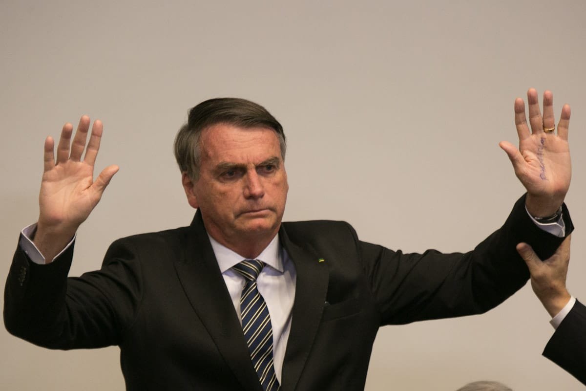 Jornalista da Folha chama a pequena Laura Bolsonaro de 'puta' em