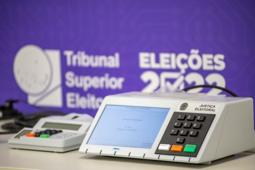 Urna eletrônica é vistoriada pelos técnicos indicados pelo Ministério da Defesa fazem a inspeção dos códigos-fonte no TSE