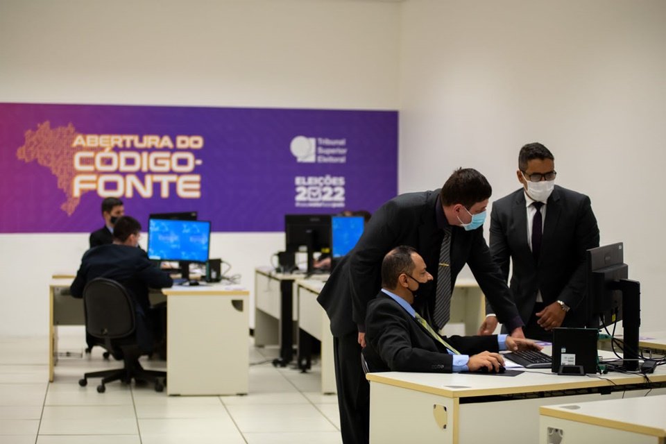 Militares do Ministério da Defesa visitam o TSE