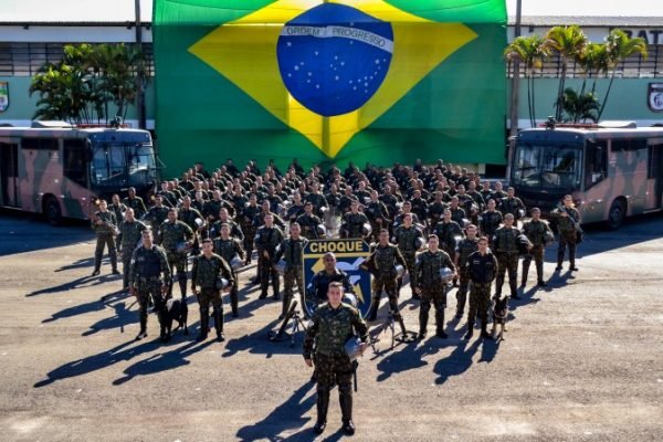 Militares do batalhão da guarda presidencial posam para foto em formação. Atrás, a bandeira do Brasil - Metrópoles