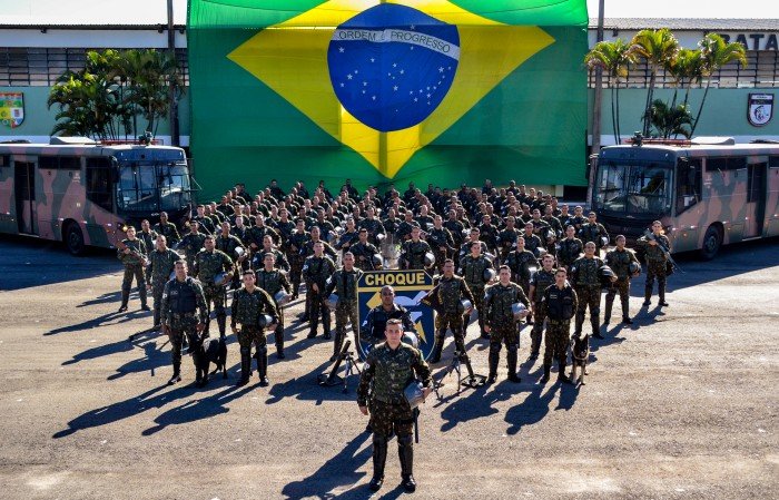 Exército brasileiro aguarda ordem presidencial para fechamento da