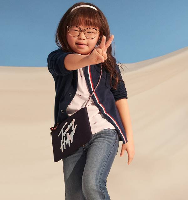 Criança com roupas da linha Tommy Hilfiger Adaptive