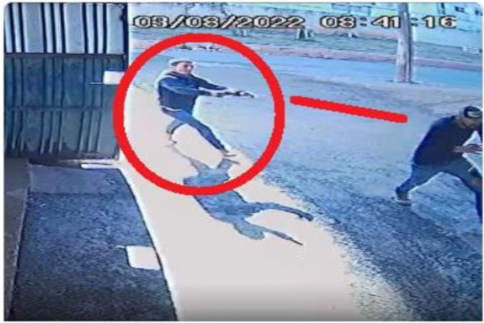gravação de câmera de segurança mostra homem empunhando pistola
