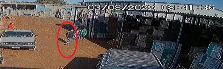 gravação de câmera de segurança mostra homem caminhando