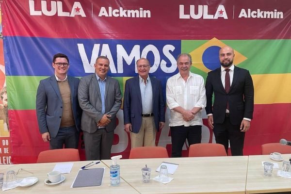 Dirigentes do PROS posam para foto após reunião com Geraldo Alckmin e Aloizio Mercadante