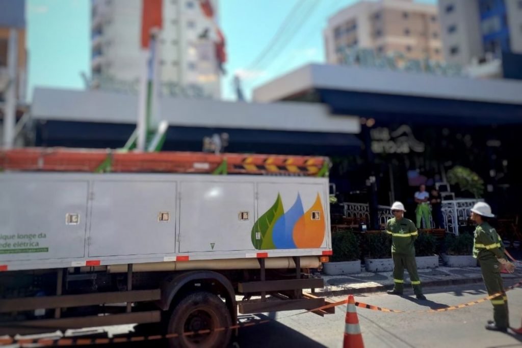 restaurante com carro na frente