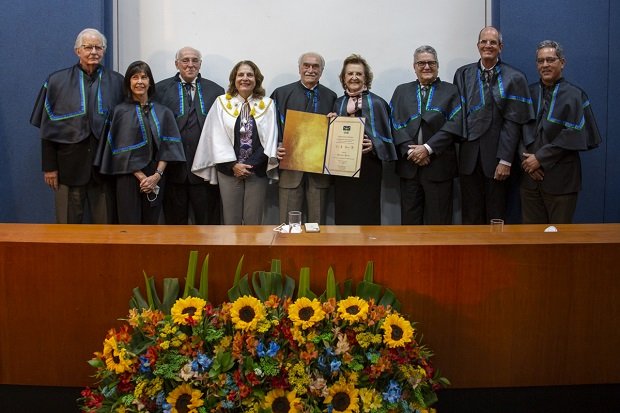 foto colorida de pessoas perfiladas