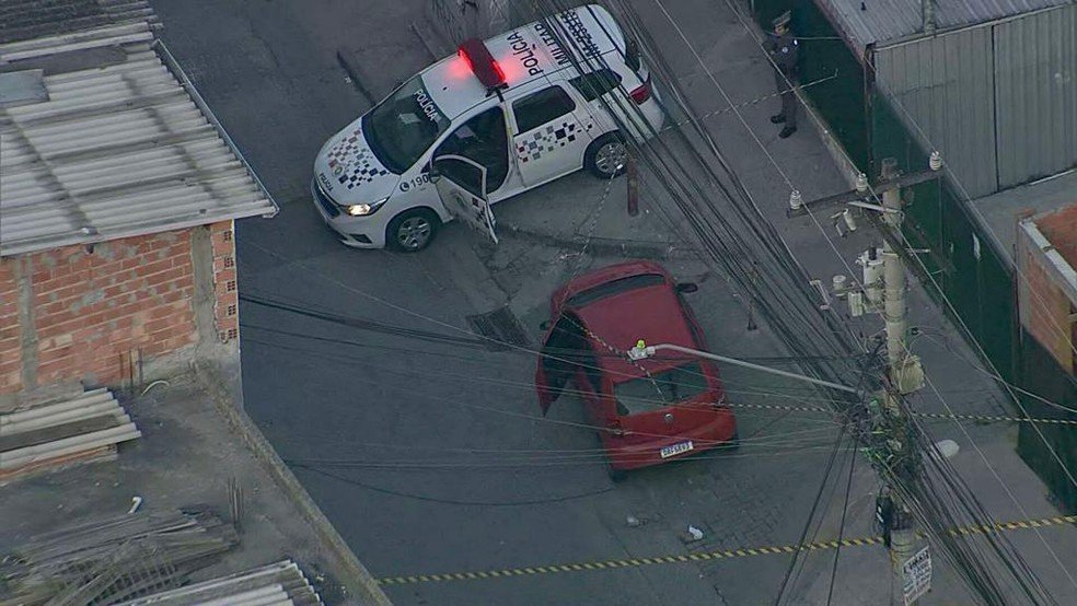 A polícia chegou ao carro que escoltava o grupo durante o sequestro e prendeu uma mulher