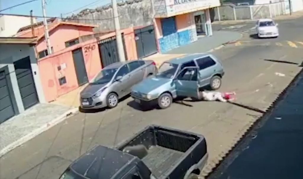 Câmeras de segurança flagram o homem e um objeto, que parece ser uma lata de bebida, caindo na rua