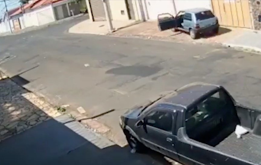 O veículo do condutor acidentado ainda continuou a andar, sobe na calçada, quase bate em um poste e depois cruza uma esquina