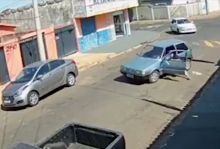 Um motorista caiu do próprio carro enquanto dirigia em uma rua de Franca, no interior de São Paulo