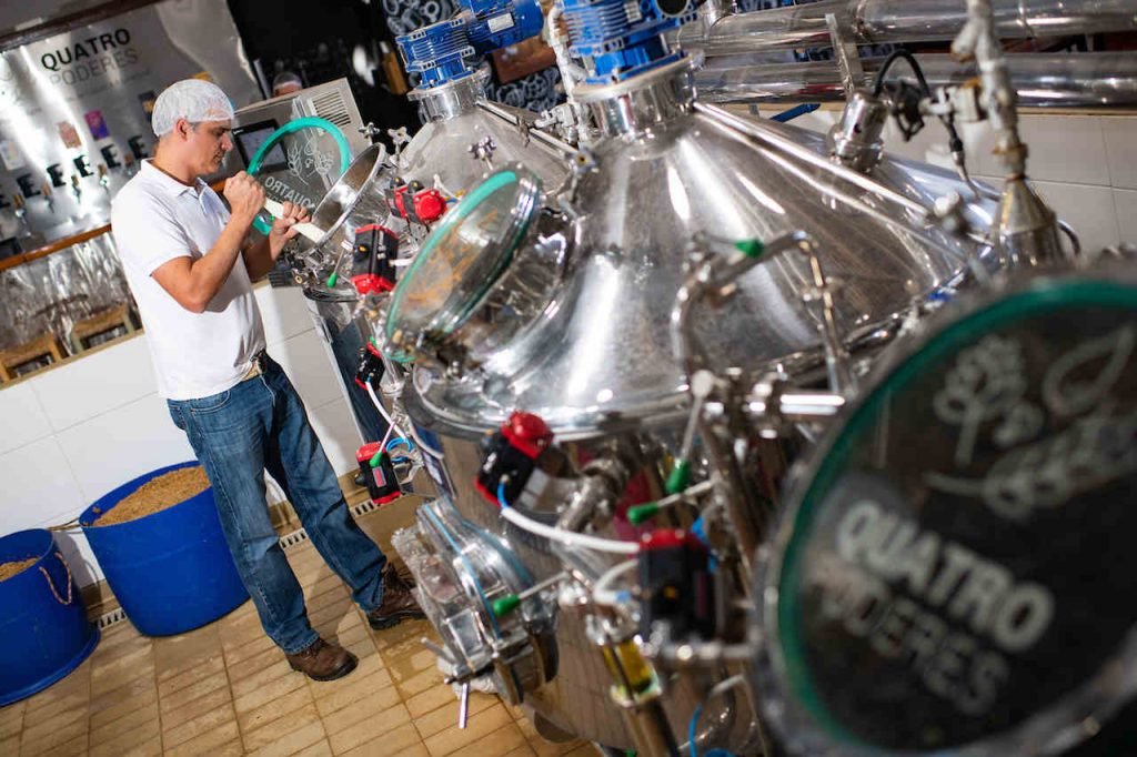 Cervejaria e o processo de produção para o Dia da Cerveja