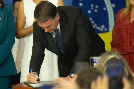 Presidente Jair Bolsonaro assina documento que sanciona lei de remuneração mínima para a categoria da enfermagem em cerimônia no Palácio do Planalto 3