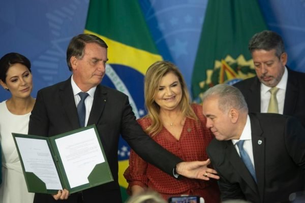Presidente Jair Bolsonaro chama o ministro da saude Marcelo queiroga que sanciona lei de remuneração mínima para a categoria da enfermagem em cerimônia no Palácio do Planalto 3