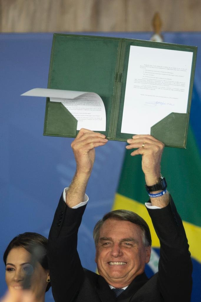 Presidente Jair Bolsonaro assina documento que sanciona lei de remuneração mínima para a categoria da enfermagem em cerimônia no Palácio do Planalto 3