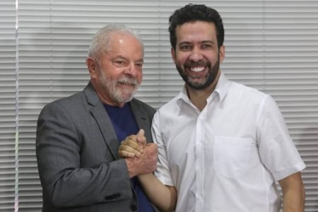 O ex-presidente Luiz Inácio Lula da Silva (PT), participa de reunião com o deputado federal André Janones (MG)