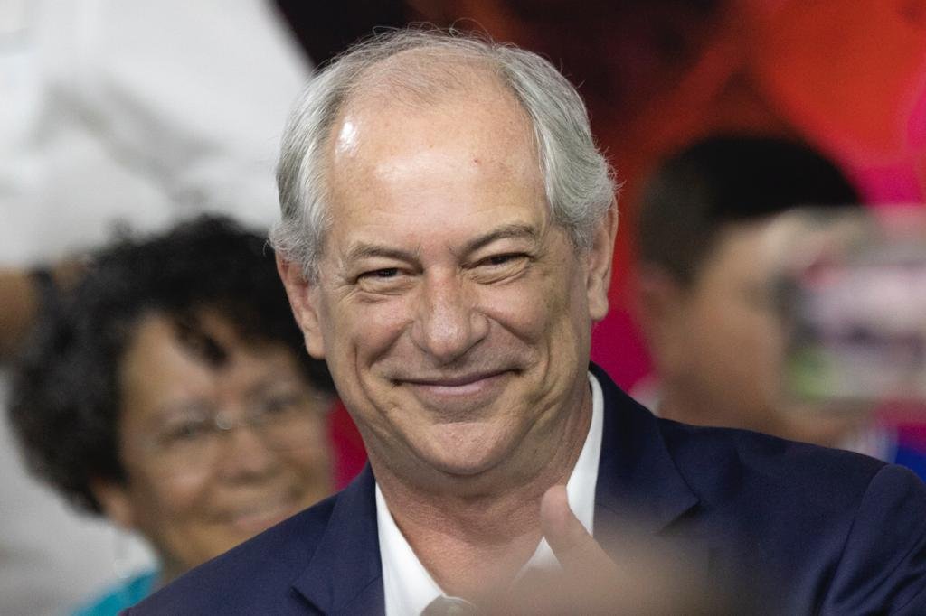 Homem branco, calvo, sorrindo