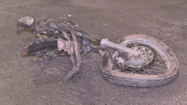 Moto destroçada após ser atingida por veículo no DF - Metrópoles