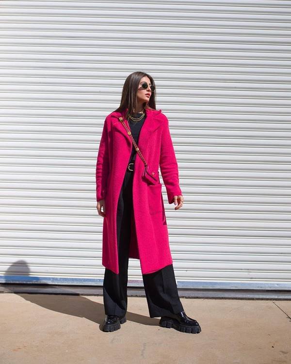 Mulher usa trench coat rosa