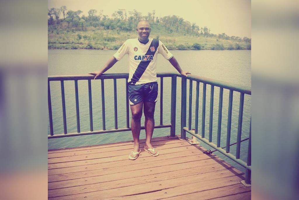 Homem negro e careca olhando para frente- Metrópoles