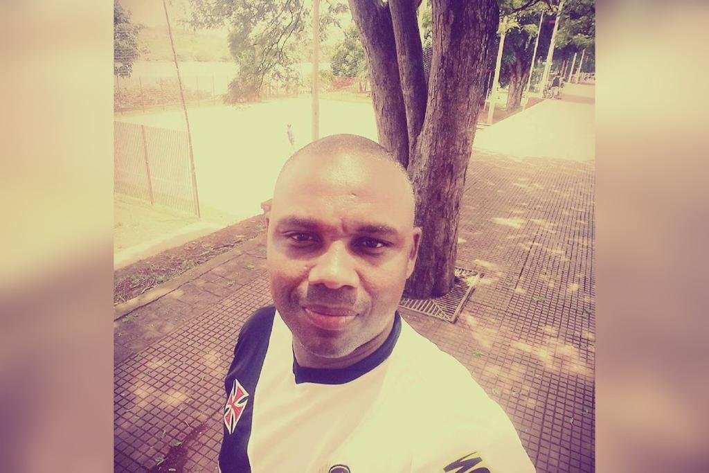 Homem negro e careca olhando para frente- Metrópoles