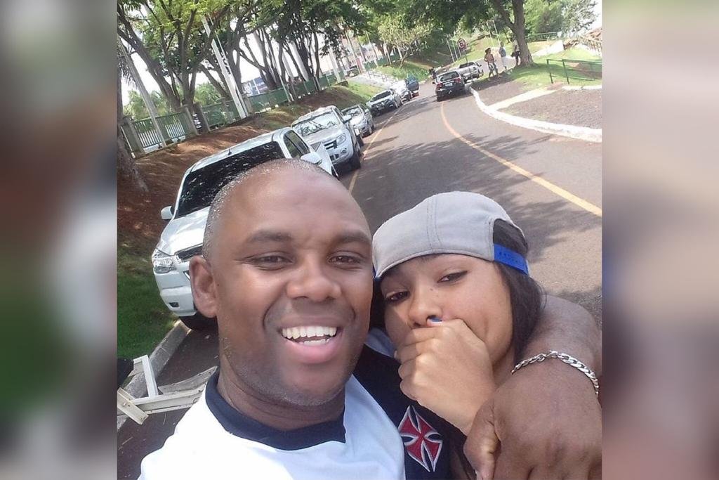 Homem negro e careca olhando para frente- Metrópoles