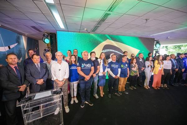 Fotografia colorida de grupo de pessoas com camisetas azul