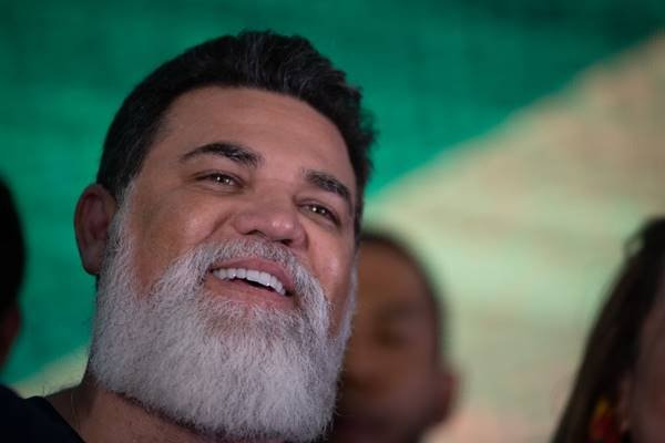 Fotografia colorida de homem com barba branca