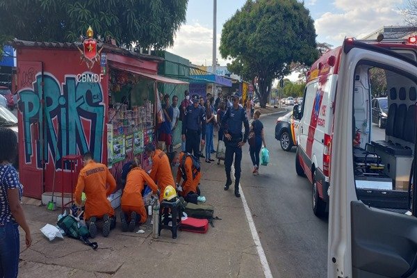 Foto de bombeiros reanimando mulher em parada de ônibus