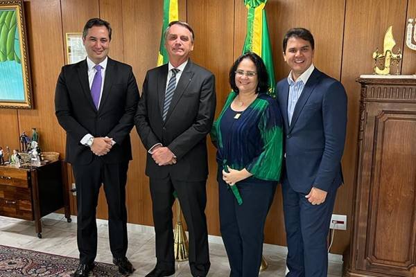 Damares defende veto de Bolsonaro: 'Tem que decidir se prioridade é vacina  ou absorvente' – CartaExpressa – CartaCapital