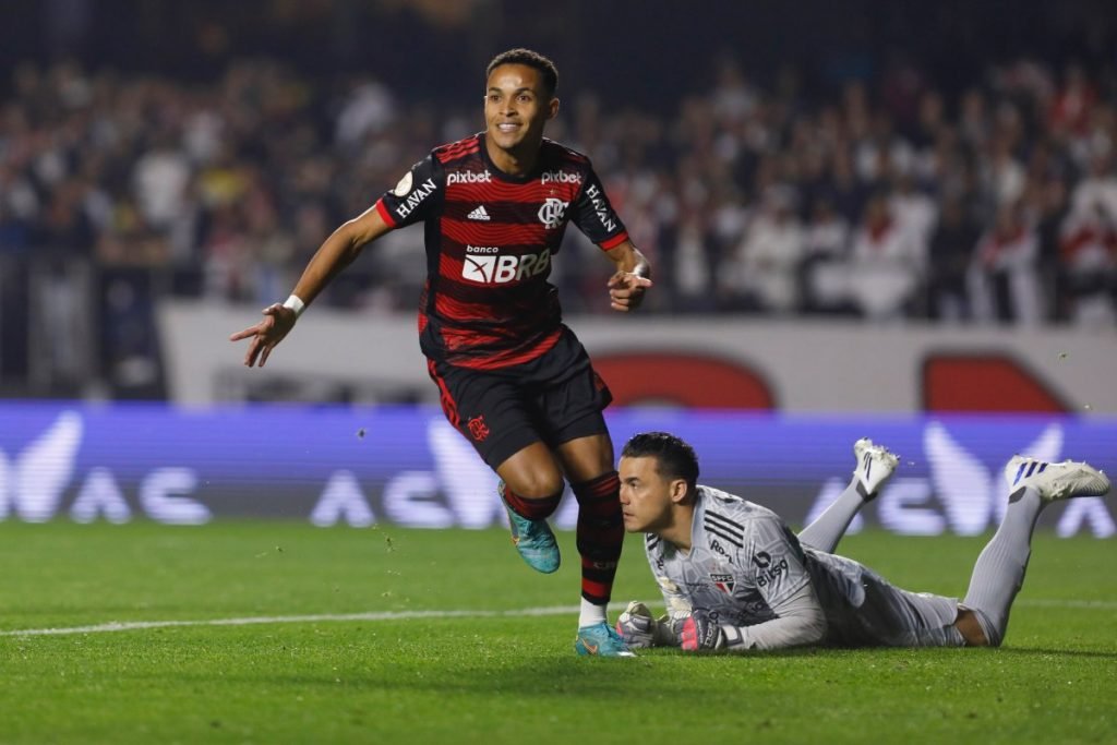 Lázaro sai do banco, marca gol da vitória nos acréscimos, e Brasil