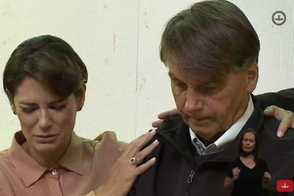 Ao lado de Michelle, Bolsonaro participa de culto evangélico em Minas