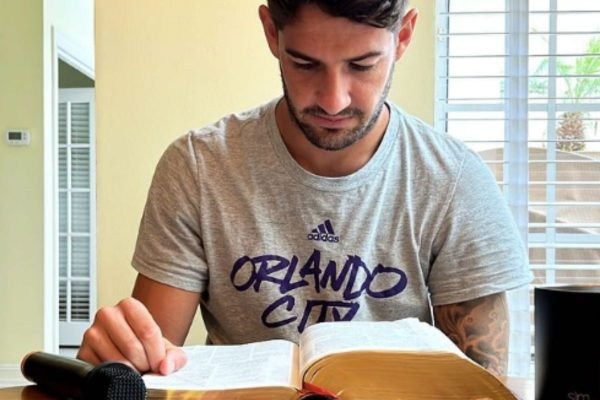 Alexandre Pato com bíblia