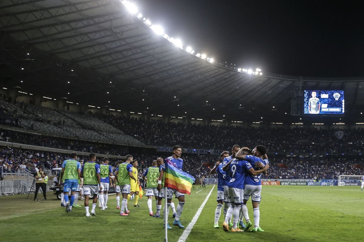 Jogadores do Cruzeiro são cobrados em desembarque, e Rafael Cabral discute  com torcedor; veja vídeo, cruzeiro