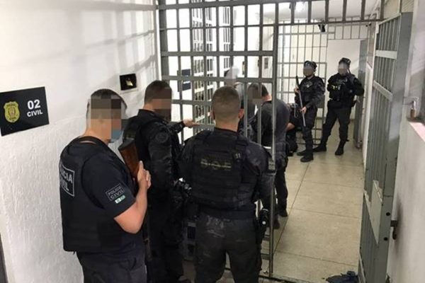 Policiais em carceragem da PCDF - Metrópoles