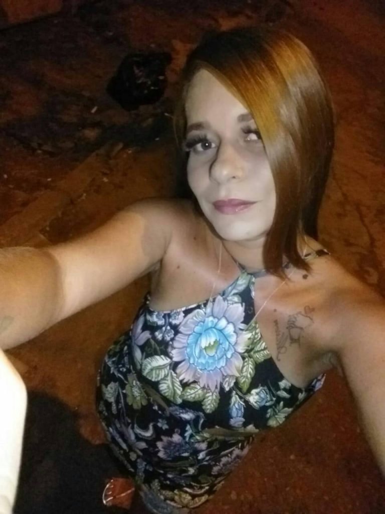 Mulher ruiva com vestido florido