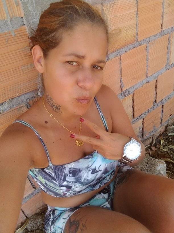 Mulher faz sinal de paz para foto