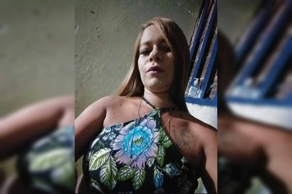 Vítima de feminicídio com tatuagem no ombro e vestido florido