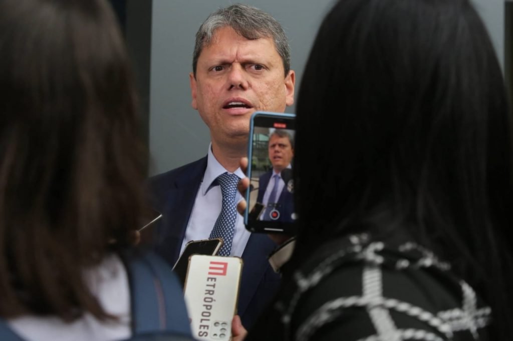 Tarcísio Gomes de Freitas (Republicanos), candidato ao governo de São Paulo, falou com a imprensa em frente à Febraban