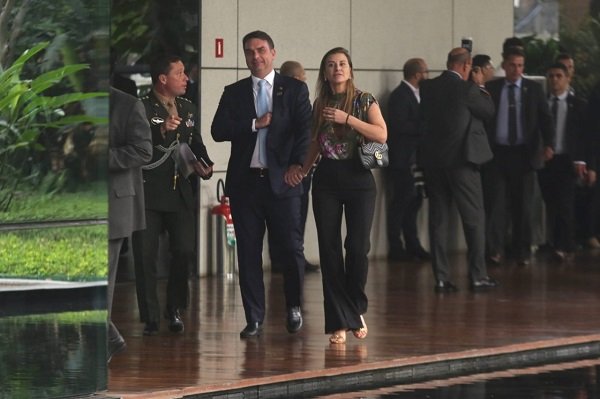 Flávio Bolsonaro também estava na comitiva