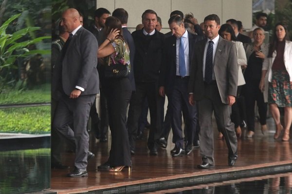 Presidente Jair Bolsonaro pediu que banqueiros concedam o crédito consignado aos beneficiários do Auxílio Brasil